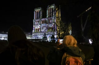 Los responsables de la reapertura de la catedral de Notre Dame reorganizaron este viernes sus planes y se realizará finalmente solo en el interior del templo debido a las condiciones meteorológicas desfavorables previstas.

'De común acuerdo entre la diócesis de París y la Presidencia de la República, toda la ceremonia tendrá lugar en el interior de la catedral de Notre Dame de París', detallaron esas dos instituciones en un comunicado conjunto.