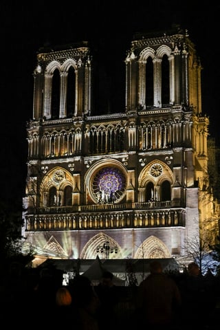 Los responsables de la reapertura de la catedral de Notre Dame reorganizaron este viernes sus planes y se realizará finalmente solo en el interior del templo debido a las condiciones meteorológicas desfavorables previstas.

'De común acuerdo entre la diócesis de París y la Presidencia de la República, toda la ceremonia tendrá lugar en el interior de la catedral de Notre Dame de París', detallaron esas dos instituciones en un comunicado conjunto.