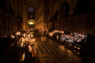 Los responsables de la reapertura de la catedral de Notre Dame reorganizaron este viernes sus planes y se realizará finalmente solo en el interior del templo debido a las condiciones meteorológicas desfavorables previstas.

'De común acuerdo entre la diócesis de París y la Presidencia de la República, toda la ceremonia tendrá lugar en el interior de la catedral de Notre Dame de París', detallaron esas dos instituciones en un comunicado conjunto.