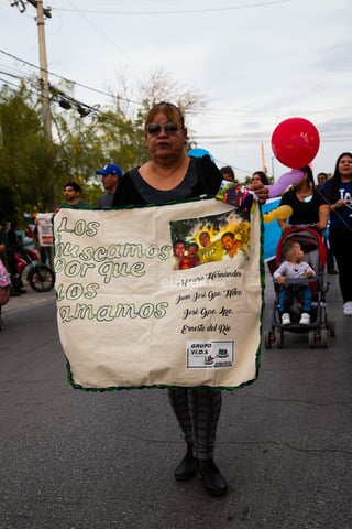 Con los rostros de sus familiares desaparecidos impresos en grandes lonas y algunos con sus fichas de búsqueda, fue como peregrinaron la tarde de este viernes, los familiares y amigos de esas personas que aún no han regresado a casas y que esperan encontrar.