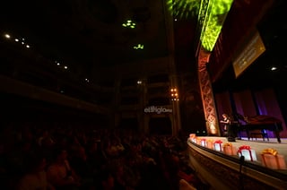 Este jueves se realizó el concierto Sinfonía de Estrellas en el Teatro Isauro Martínez. Artistas laguneros y extranjeros, además de un coro de 50 niños que iban desde los cinco hasta los 20 años de edad, ofrecieron una celebración a la vida, en todas sus expresiones, desde la pérdida de un ser querido, al amor y la fiesta por esta temporada decembrina.