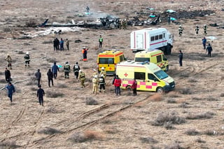 Al menos 38 personas han muerto en el accidente del avión de las líneas aéreas de Azerbaiyán (AZAL) que se estrelló hoy en el oeste de Kazajistán, informó el viceprimer ministro kazajo, Kanat Bozumbáev, que encabeza la comisión estatal para investigar los motivos del siniestro.