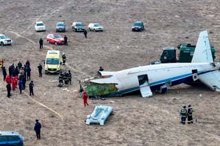 Al menos 38 personas han muerto en el accidente del avión de las líneas aéreas de Azerbaiyán (AZAL) que se estrelló hoy en el oeste de Kazajistán, informó el viceprimer ministro kazajo, Kanat Bozumbáev, que encabeza la comisión estatal para investigar los motivos del siniestro.