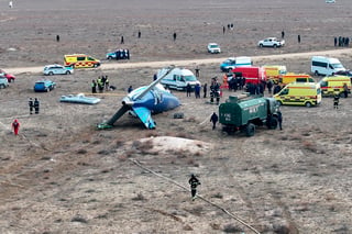 Al menos 38 personas han muerto en el accidente del avión de las líneas aéreas de Azerbaiyán (AZAL) que se estrelló hoy en el oeste de Kazajistán, informó el viceprimer ministro kazajo, Kanat Bozumbáev, que encabeza la comisión estatal para investigar los motivos del siniestro.