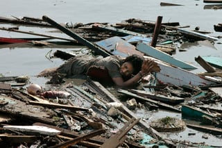 Este lunes 26 se cumplen 20 años desde que un devastador tsunami azotó el sur del continente asiático, alcanzando África y Oceanía y la Antártida. 

Registrado como el terremoto en el océano Índico, este tuvo su origen cerca de Indonesia, cobró más de 250 mil vidas y se le considera uno de los desastres naturales más mortíferos del siglo. Cerca se encuentra el terremoto de magnitud 7.3 que sacudió Haití en enero de 2010 y dejó más de 220 mil muertos.