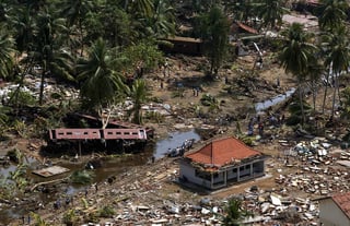 Este lunes 26 se cumplen 20 años desde que un devastador tsunami azotó el sur del continente asiático, alcanzando África y Oceanía y la Antártida. 

Registrado como el terremoto en el océano Índico, este tuvo su origen cerca de Indonesia, cobró más de 250 mil vidas y se le considera uno de los desastres naturales más mortíferos del siglo. Cerca se encuentra el terremoto de magnitud 7.3 que sacudió Haití en enero de 2010 y dejó más de 220 mil muertos.