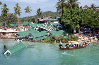 Este lunes 26 se cumplen 20 años desde que un devastador tsunami azotó el sur del continente asiático, alcanzando África y Oceanía y la Antártida. 

Registrado como el terremoto en el océano Índico, este tuvo su origen cerca de Indonesia, cobró más de 250 mil vidas y se le considera uno de los desastres naturales más mortíferos del siglo. Cerca se encuentra el terremoto de magnitud 7.3 que sacudió Haití en enero de 2010 y dejó más de 220 mil muertos.