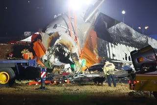 Las autoridades elevaron a 176 la cifra oficial de muertos, después de que este domingo un avión comercial se saliera de la pista y chocara contra un vallado tras aterrizar en el aeropuerto internacional de Muan (suroreste de Corea del Sur), aunque se cree que otras tres personas que viajaban a bordo también habrían fallecido.

El servicio de bomberos ha cifrado en 176 los fallecidos confirmados, mientras que tres personas permanecen desparecidas y dos han sido rescatadas, ambas de la tripulación y que se encontraban en la parte trasera de la nave, un Boeing 737-800.