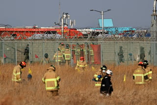 Las autoridades elevaron a 176 la cifra oficial de muertos, después de que este domingo un avión comercial se saliera de la pista y chocara contra un vallado tras aterrizar en el aeropuerto internacional de Muan (suroreste de Corea del Sur), aunque se cree que otras tres personas que viajaban a bordo también habrían fallecido.

El servicio de bomberos ha cifrado en 176 los fallecidos confirmados, mientras que tres personas permanecen desparecidas y dos han sido rescatadas, ambas de la tripulación y que se encontraban en la parte trasera de la nave, un Boeing 737-800.