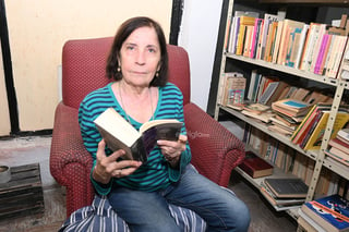 Buenos tiempos han vuelto a sonreír a la librería Otelo y a su propietaria Doris Romero. Luego de que en agosto pasado tuviera que desalojar el que fue su local por más de doce años, limpiar lágrimas, sacudir recuerdos, llenar decenas de cajas de libros y guardarlas en una bodega, hoy la calle Treviño ha brindado nuevo refugio a uno de los patrimonios literarios más importantes de la región.