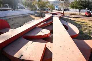 'La Flor del Desierto' y 'Trabajo, Cultura, Desierto' (popularmente conocida como 'La Tríada'), ambas esculturas monumentales del reconocido artista mexicano Gilberto Aceves Navarro (1931-2019), continúan sin ser reinstaladas luego de que fuesen retiradas de sus espacios originales, debido a la construcción del Sistema Vial 4 Caminos (SV4C) y del Giro Independencia. Ante la situación, la Fundación Aceves Navarro convoca a un diálogo con el Ayuntamiento de Torreón sobre el destino que tendrán estas obras.

En entrevista exclusiva, Juan Manuel Aceves Navarro, director de la fundación e hijo del maestro, compartió que ningún miembro de su familia fue notificado por las autoridades torreonenses o coahuilenses sobre la remoción de las obras artísticas de su padre. Asimismo, desconocía la situación en la que se encuentran estas piezas que actualmente yacen desmontadas en la Unidad Deportiva Compresora y en el bulevar Senderos.