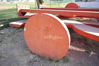 'La Flor del Desierto' y 'Trabajo, Cultura, Desierto' (popularmente conocida como 'La Tríada'), ambas esculturas monumentales del reconocido artista mexicano Gilberto Aceves Navarro (1931-2019), continúan sin ser reinstaladas luego de que fuesen retiradas de sus espacios originales, debido a la construcción del Sistema Vial 4 Caminos (SV4C) y del Giro Independencia. Ante la situación, la Fundación Aceves Navarro convoca a un diálogo con el Ayuntamiento de Torreón sobre el destino que tendrán estas obras.

En entrevista exclusiva, Juan Manuel Aceves Navarro, director de la fundación e hijo del maestro, compartió que ningún miembro de su familia fue notificado por las autoridades torreonenses o coahuilenses sobre la remoción de las obras artísticas de su padre. Asimismo, desconocía la situación en la que se encuentran estas piezas que actualmente yacen desmontadas en la Unidad Deportiva Compresora y en el bulevar Senderos.