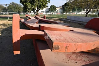 'La Flor del Desierto' y 'Trabajo, Cultura, Desierto' (popularmente conocida como 'La Tríada'), ambas esculturas monumentales del reconocido artista mexicano Gilberto Aceves Navarro (1931-2019), continúan sin ser reinstaladas luego de que fuesen retiradas de sus espacios originales, debido a la construcción del Sistema Vial 4 Caminos (SV4C) y del Giro Independencia. Ante la situación, la Fundación Aceves Navarro convoca a un diálogo con el Ayuntamiento de Torreón sobre el destino que tendrán estas obras.

En entrevista exclusiva, Juan Manuel Aceves Navarro, director de la fundación e hijo del maestro, compartió que ningún miembro de su familia fue notificado por las autoridades torreonenses o coahuilenses sobre la remoción de las obras artísticas de su padre. Asimismo, desconocía la situación en la que se encuentran estas piezas que actualmente yacen desmontadas en la Unidad Deportiva Compresora y en el bulevar Senderos.