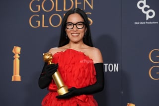 Ali Wong con el premio a la mejor interpretación en comedia stand-up en televisión por 'Ali Wong: Single Lady'.