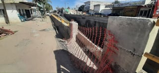 La obra del Desnivel 5 de Mayo, en Gómez Palacio, a cargo del Gobierno del Estado de Durango no fue entregada en 2024. En enero del 2025 presenta avances en la zona del cárcamo, a diferencia del mes de Julio cuando se abrió al tránsito local.

No obstante todavía no cuenta con los equipos de bombeo para evitar que se inunde cuando llueve y también hay zonas visiblemente inconclusas a los costados del paso inferior vehicular.

Los accesos del Desnivel 5 de Mayo presentan afectaciones en el pavimento en ambos extremos y todavía no se han realizado las mejoras en las banquetas afectadas de los vecinos.