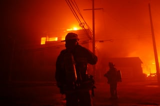 Al menos dos civiles murieron en uno de los cuatro incendios que asola a Los Ángeles y que avanzan sin control, impulsados por una tormenta de viento de hasta 160 km/h, informaron este miércoles las autoridades.