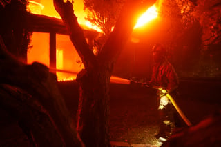 Al menos dos civiles murieron en uno de los cuatro incendios que asola a Los Ángeles y que avanzan sin control, impulsados por una tormenta de viento de hasta 160 km/h, informaron este miércoles las autoridades.