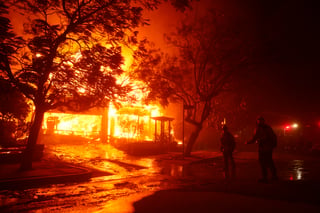 Al menos dos civiles murieron en uno de los cuatro incendios que asola a Los Ángeles y que avanzan sin control, impulsados por una tormenta de viento de hasta 160 km/h, informaron este miércoles las autoridades.