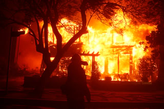 Al menos dos civiles murieron en uno de los cuatro incendios que asola a Los Ángeles y que avanzan sin control, impulsados por una tormenta de viento de hasta 160 km/h, informaron este miércoles las autoridades.