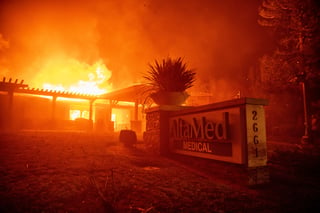 Incendios asolan Los Ángeles, California; dejan muertes y miles de evacuados