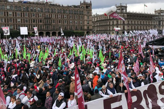 Este domingo, la presidenta Claudia Sheinbaum ofrece el informe de sus primeros 100 días al frente del gobierno de México.

En el periodo han sido aprobadas numerosas reformas constitucionales, incluyendo la reforma al Poder Judicial, donde ahora ministros, magistrados y jueces serán electos a través de un votación.

Además, Sheinbaum lanzó nuevos programas sociales dirigidos a las mujeres, aparte de iniciar la construcción de nuevas vías férreas sobre todo en el centro y norte de México.