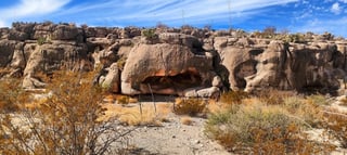 El Instituto Nacional de Antropología e Historia (INAH) presentó una denuncia tras constatar la destrucción en este sitio arqueológico, localizado en la Sierra de Australia. Durante la inspección, el personal del INAH detectó que se utilizó una sierra eléctrica para extraer una figura pintada en una placa de piedra, representando una mano. También se intentó sustraer otras dos figuras.