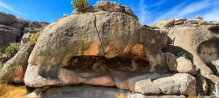 El Instituto Nacional de Antropología e Historia (INAH) presentó una denuncia tras constatar la destrucción en este sitio arqueológico, localizado en la Sierra de Australia. Durante la inspección, el personal del INAH detectó que se utilizó una sierra eléctrica para extraer una figura pintada en una placa de piedra, representando una mano. También se intentó sustraer otras dos figuras.