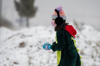 Así amaneció Saltillo, cubierto de nieve. Temperaturas mínimas de -5 grados Celsius, se registraron hoy en Saltillo, lo que provocó que se cerraran los 23 puentes vehiculares de la ciudad, además de suspender algunas actividades.