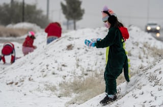 Así amaneció Saltillo, cubierto de nieve. Temperaturas mínimas de -5 grados Celsius, se registraron hoy en Saltillo, lo que provocó que se cerraran los 23 puentes vehiculares de la ciudad, además de suspender algunas actividades.