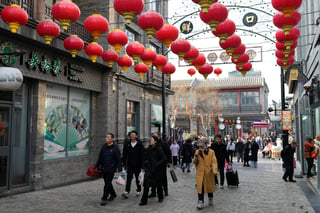 Esta por celebrarse el Año Nuevo Chino, también conocido como Año Nuevo Lunar o Festival de Primavera, se trata de la festividad más importante para la cultura china. 

Su historia se remonta a 3 mil 500 años antes y si bien la festividad ha evolucionado a lo largo del tiempo, representa el evento más importante en China, otros países asiáticos así como para millones de personas en todo el mundo. De acuerdo al Museo de Antropología Timothy S. Y. Lam la fecha es determinada por el calendario chino, un calendario que mezcla el ciclo lunar, el solar y otros para determinar cuándo será la celebración. 

El evento principal se da en la segunda luna nueva después del solsticio de invierno que ocurre cada 21 de diciembre.