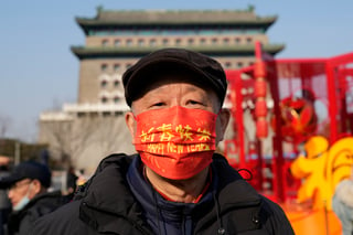 Esta por celebrarse el Año Nuevo Chino, también conocido como Año Nuevo Lunar o Festival de Primavera, se trata de la festividad más importante para la cultura china. 

Su historia se remonta a 3 mil 500 años antes y si bien la festividad ha evolucionado a lo largo del tiempo, representa el evento más importante en China, otros países asiáticos así como para millones de personas en todo el mundo. De acuerdo al Museo de Antropología Timothy S. Y. Lam la fecha es determinada por el calendario chino, un calendario que mezcla el ciclo lunar, el solar y otros para determinar cuándo será la celebración. 

El evento principal se da en la segunda luna nueva después del solsticio de invierno que ocurre cada 21 de diciembre.