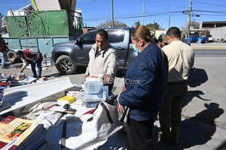 Decenas de laguneros siguen acudiendo a la recicladora del ejido La Unión, a la que le fue vendida la biblioteca de la Universidad del Valle de México (UVM) Campus Torreón. Tratan de rescatar libros, de llevarse a casa algún tesoro literario o académico. 

Si bien los encargados del lugar dijeron el pasado miércoles a El Siglo que el lote había sido vendido a un particular, Cristian Ferman, el propietario, indicó este viernes que, ante la situación, cambió de opinión y decidió ofrecérselos en venta a la comunidad, para que esta fuese la beneficiaria.

Los precios que se piden por los libros son muy módicos. Por ejemplo, un paquete de 10 libros puede costar 400 pesos y el precio puede modificarse a beneficio del comprador para quien adquiera de mayoreo. Cabe señalar que el propietario dijo que el peso original del lote era de 10 toneladas.