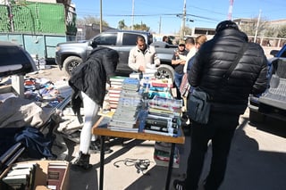 Decenas de laguneros siguen acudiendo a la recicladora del ejido La Unión, a la que le fue vendida la biblioteca de la Universidad del Valle de México (UVM) Campus Torreón. Tratan de rescatar libros, de llevarse a casa algún tesoro literario o académico. 

Si bien los encargados del lugar dijeron el pasado miércoles a El Siglo que el lote había sido vendido a un particular, Cristian Ferman, el propietario, indicó este viernes que, ante la situación, cambió de opinión y decidió ofrecérselos en venta a la comunidad, para que esta fuese la beneficiaria.

Los precios que se piden por los libros son muy módicos. Por ejemplo, un paquete de 10 libros puede costar 400 pesos y el precio puede modificarse a beneficio del comprador para quien adquiera de mayoreo. Cabe señalar que el propietario dijo que el peso original del lote era de 10 toneladas.