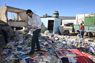 Decenas de laguneros siguen acudiendo a la recicladora del ejido La Unión, a la que le fue vendida la biblioteca de la Universidad del Valle de México (UVM) Campus Torreón. Tratan de rescatar libros, de llevarse a casa algún tesoro literario o académico. 

Si bien los encargados del lugar dijeron el pasado miércoles a El Siglo que el lote había sido vendido a un particular, Cristian Ferman, el propietario, indicó este viernes que, ante la situación, cambió de opinión y decidió ofrecérselos en venta a la comunidad, para que esta fuese la beneficiaria.

Los precios que se piden por los libros son muy módicos. Por ejemplo, un paquete de 10 libros puede costar 400 pesos y el precio puede modificarse a beneficio del comprador para quien adquiera de mayoreo. Cabe señalar que el propietario dijo que el peso original del lote era de 10 toneladas.