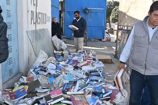 Decenas de laguneros siguen acudiendo a la recicladora del ejido La Unión, a la que le fue vendida la biblioteca de la Universidad del Valle de México (UVM) Campus Torreón. Tratan de rescatar libros, de llevarse a casa algún tesoro literario o académico. 

Si bien los encargados del lugar dijeron el pasado miércoles a El Siglo que el lote había sido vendido a un particular, Cristian Ferman, el propietario, indicó este viernes que, ante la situación, cambió de opinión y decidió ofrecérselos en venta a la comunidad, para que esta fuese la beneficiaria.

Los precios que se piden por los libros son muy módicos. Por ejemplo, un paquete de 10 libros puede costar 400 pesos y el precio puede modificarse a beneficio del comprador para quien adquiera de mayoreo. Cabe señalar que el propietario dijo que el peso original del lote era de 10 toneladas.