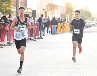 Más de un millar de entusiastas corredores, dieron vida este domingo 2 de febrero, a la edición 2025 de la Carrera Atlética 5K de la Constitución, la prueba pedestre más tradicional de la región lagunera, que tuvo como escenario las calles, calzadas y avenidas de la Zona Centro de esta ciudad.

Diego Vizcarra y Rose Kangogo fueron los ganadores absolutos de la distancia de 5 kilómetros, por lo que cada uno se hizo acreedor al premio especial de 5 mil pesos en efectivo, en una mañana fresca y soleada, que disfrutaron los participantes en la carrera organizada por el Instituto Municipal del Deporte (IMD) de Torreón.