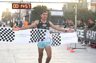 Más de un millar de entusiastas corredores, dieron vida este domingo 2 de febrero, a la edición 2025 de la Carrera Atlética 5K de la Constitución, la prueba pedestre más tradicional de la región lagunera, que tuvo como escenario las calles, calzadas y avenidas de la Zona Centro de esta ciudad.

Diego Vizcarra y Rose Kangogo fueron los ganadores absolutos de la distancia de 5 kilómetros, por lo que cada uno se hizo acreedor al premio especial de 5 mil pesos en efectivo, en una mañana fresca y soleada, que disfrutaron los participantes en la carrera organizada por el Instituto Municipal del Deporte (IMD) de Torreón.