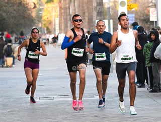 Más de un millar de entusiastas corredores, dieron vida este domingo 2 de febrero, a la edición 2025 de la Carrera Atlética 5K de la Constitución, la prueba pedestre más tradicional de la región lagunera, que tuvo como escenario las calles, calzadas y avenidas de la Zona Centro de esta ciudad.

Diego Vizcarra y Rose Kangogo fueron los ganadores absolutos de la distancia de 5 kilómetros, por lo que cada uno se hizo acreedor al premio especial de 5 mil pesos en efectivo, en una mañana fresca y soleada, que disfrutaron los participantes en la carrera organizada por el Instituto Municipal del Deporte (IMD) de Torreón.