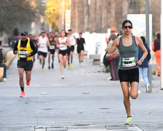 Más de un millar de entusiastas corredores, dieron vida este domingo 2 de febrero, a la edición 2025 de la Carrera Atlética 5K de la Constitución, la prueba pedestre más tradicional de la región lagunera, que tuvo como escenario las calles, calzadas y avenidas de la Zona Centro de esta ciudad.

Diego Vizcarra y Rose Kangogo fueron los ganadores absolutos de la distancia de 5 kilómetros, por lo que cada uno se hizo acreedor al premio especial de 5 mil pesos en efectivo, en una mañana fresca y soleada, que disfrutaron los participantes en la carrera organizada por el Instituto Municipal del Deporte (IMD) de Torreón.