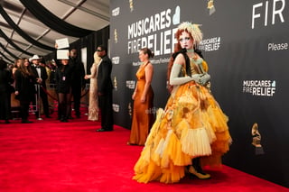 Lo clásico y atrevido hacen sinergia en la alfombra roja de los Grammy