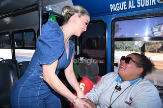 “La bondad genuina no busca reconocimiento ni recompensa, sino que surge del deseo sincero de hacer el bien”, dice una famosa frase que aplica muy bien a una lagunera, Paloma de la Vara.

Paloma es una conductora de la ruta Cereso 103 de Gómez Palacio. Trabaja de 12 a 14 horas al día, pero ella no tiene pesar alguno por sus jornadas, ya que ama lo que hace... transportar a los laguneros y de paso tocarles el corazón con algún detalle.

Ella se ha viralizado porque en cada fecha festiva (Halloween, Navidad, Día de Muertos, Día de la Madre) adorna su camión conforme a tales celebraciones, pero además obsequia detalles a sus pasajeros como dulces y en calor, botellas refrescantes de agua.

Sus buenos sentimientos han llamado la atención de su gente lagunera. Uno cosecha lo que siembra, así que  Paloma recibió la sorpresa de su vida.

Siempre que anda en su autobús, la también cocinera escucha música de agrupaciones locales. Su favorita es Mi Barrio Colombiano.

Un sueño de De la Vara era conocer a Alicia Sifuentes, vocalista del grupo, así que el programa de El Siglo de Torreón, “Historias de Laguneros” (Que busca compartir detalles y situaciones inspiradoras de nuestra gente) se lo concedió.