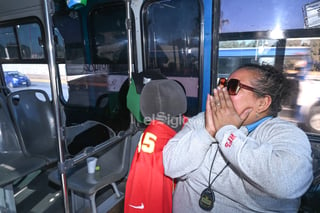 “La bondad genuina no busca reconocimiento ni recompensa, sino que surge del deseo sincero de hacer el bien”, dice una famosa frase que aplica muy bien a una lagunera, Paloma de la Vara.

Paloma es una conductora de la ruta Cereso 103 de Gómez Palacio. Trabaja de 12 a 14 horas al día, pero ella no tiene pesar alguno por sus jornadas, ya que ama lo que hace... transportar a los laguneros y de paso tocarles el corazón con algún detalle.

Ella se ha viralizado porque en cada fecha festiva (Halloween, Navidad, Día de Muertos, Día de la Madre) adorna su camión conforme a tales celebraciones, pero además obsequia detalles a sus pasajeros como dulces y en calor, botellas refrescantes de agua.

Sus buenos sentimientos han llamado la atención de su gente lagunera. Uno cosecha lo que siembra, así que  Paloma recibió la sorpresa de su vida.

Siempre que anda en su autobús, la también cocinera escucha música de agrupaciones locales. Su favorita es Mi Barrio Colombiano.

Un sueño de De la Vara era conocer a Alicia Sifuentes, vocalista del grupo, así que el programa de El Siglo de Torreón, “Historias de Laguneros” (Que busca compartir detalles y situaciones inspiradoras de nuestra gente) se lo concedió.