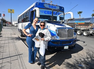 “La bondad genuina no busca reconocimiento ni recompensa, sino que surge del deseo sincero de hacer el bien”, dice una famosa frase que aplica muy bien a una lagunera, Paloma de la Vara.

Paloma es una conductora de la ruta Cereso 103 de Gómez Palacio. Trabaja de 12 a 14 horas al día, pero ella no tiene pesar alguno por sus jornadas, ya que ama lo que hace... transportar a los laguneros y de paso tocarles el corazón con algún detalle.

Ella se ha viralizado porque en cada fecha festiva (Halloween, Navidad, Día de Muertos, Día de la Madre) adorna su camión conforme a tales celebraciones, pero además obsequia detalles a sus pasajeros como dulces y en calor, botellas refrescantes de agua.

Sus buenos sentimientos han llamado la atención de su gente lagunera. Uno cosecha lo que siembra, así que  Paloma recibió la sorpresa de su vida.

Siempre que anda en su autobús, la también cocinera escucha música de agrupaciones locales. Su favorita es Mi Barrio Colombiano.

Un sueño de De la Vara era conocer a Alicia Sifuentes, vocalista del grupo, así que el programa de El Siglo de Torreón, “Historias de Laguneros” (Que busca compartir detalles y situaciones inspiradoras de nuestra gente) se lo concedió.