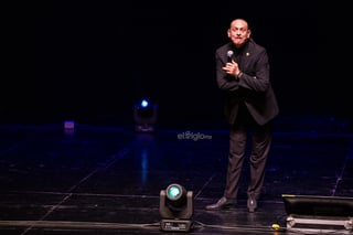 La noche del domingo 2 de febrero, el comediante Teo González presentó su nuevo espectáculo en el Teatro Nazas, el cual reunió a cientos de personas. Procedente de Zacatecas, arribó a Torreón en compañía de Paco Zavala 'El Chulo' y Miguel Aguirre. Las risas inundaron el recinto, demostrando que el evento fue todo un éxito.  Cabe mencionar que, previo a esta cita con sus seguidores laguneros, los tres comediantes visitaron las instalaciones de El Siglo de Torreón para una entrevista exclusiva, en la cual dieron a conocer el agradecimiento que le tienen a La Laguna.