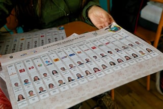 La votación general de las elecciones presidenciales y legislativas de Ecuador comenzó este domingo con más de 13,7 millones de electores llamados a las urnas para elegir a sus autoridades para el periodo 2025-2029, con el actual presidente, Daniel Noboa, y la candidata del correísmo, Luisa González, como favoritos para la Presidencia.