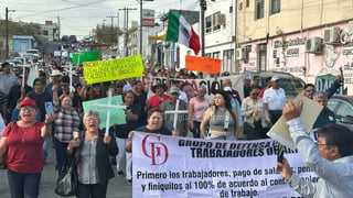 Trabajadores y extrabajadores de Altos Hornos de México (AHMSA) marcharon este miércoles desde la Plaza de las Garzas hasta la presidencia municipal de Monclova para exigir pagos pendientes.