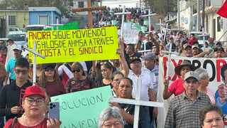 Trabajadores y extrabajadores de Altos Hornos de México (AHMSA) marcharon este miércoles desde la Plaza de las Garzas hasta la presidencia municipal de Monclova para exigir pagos pendientes.