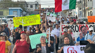 Trabajadores y extrabajadores de Altos Hornos de México (AHMSA) marcharon este miércoles desde la Plaza de las Garzas hasta la presidencia municipal de Monclova para exigir pagos pendientes.