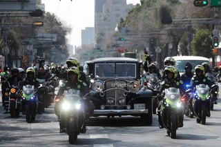 Las cenizas de Paquita la del Barrio, ícono de la música ranchera y de las canciones de despecho contra los hombres fallecida el lunes, llegaron a la Ciudad de México, donde familiares, amigos y miles de fanáticos le acompañaron en un recorrido por calles del centro.