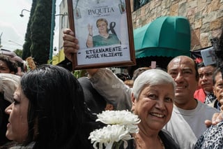 Las cenizas de Paquita la del Barrio, ícono de la música ranchera y de las canciones de despecho contra los hombres fallecida el lunes, llegaron a la Ciudad de México, donde familiares, amigos y miles de fanáticos le acompañaron en un recorrido por calles del centro.